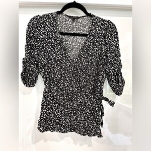 Banana Republic ECOVERO™ WRAP TOP Black Ditsy Floral in Small